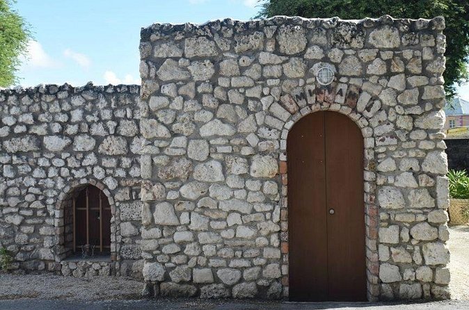 2-Hour Small Group Guided Bridgetown Historic Jewish Walking Tour - Entering the Nidhe Israel compound