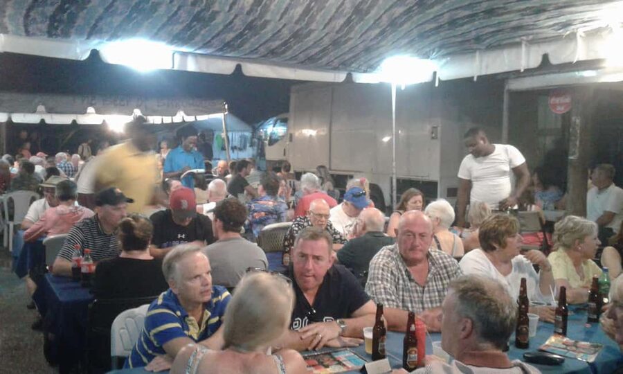 Bridgetown: Oistins reservation with drink & return transfer - Browsing handicrafts and souvenirs