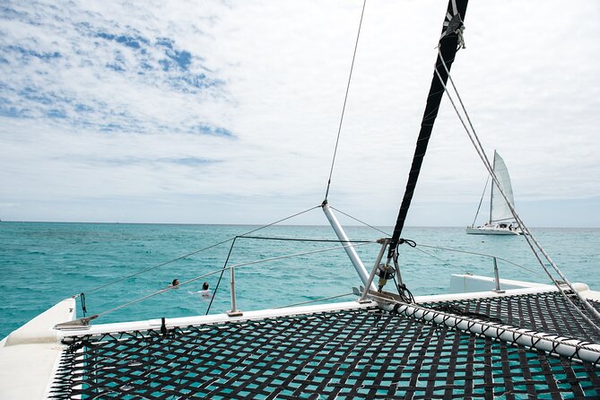 Turtle and Shipwreck adventure on 57 ft catamaran - Lunch in a sheltered bay